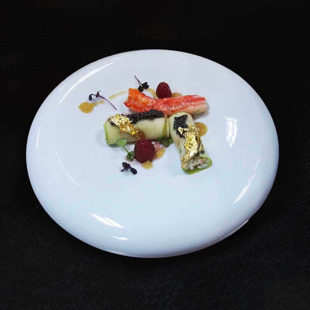 Cannelloni de mere “Granny Smith” umplut cu king crab, Lumpfish caviar și dressing de zmeură Cannelloni de mere “Granny Smith” umplut cu king crab, Lumpfish caviar și dressing de zmeură